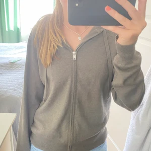 Hm kashmirmix ziphoodie!!!🥸 - Testar att sälja denna jättesköna kashmir mix tröja från hm som är slutsåld!!! 50% kashmir och 50% bomull vilket gör den så så skön❤️❤️den har ett pyttelitet hål som nästan inte syns när man har på sig tröjan🦓👌🏾nypris 900kr