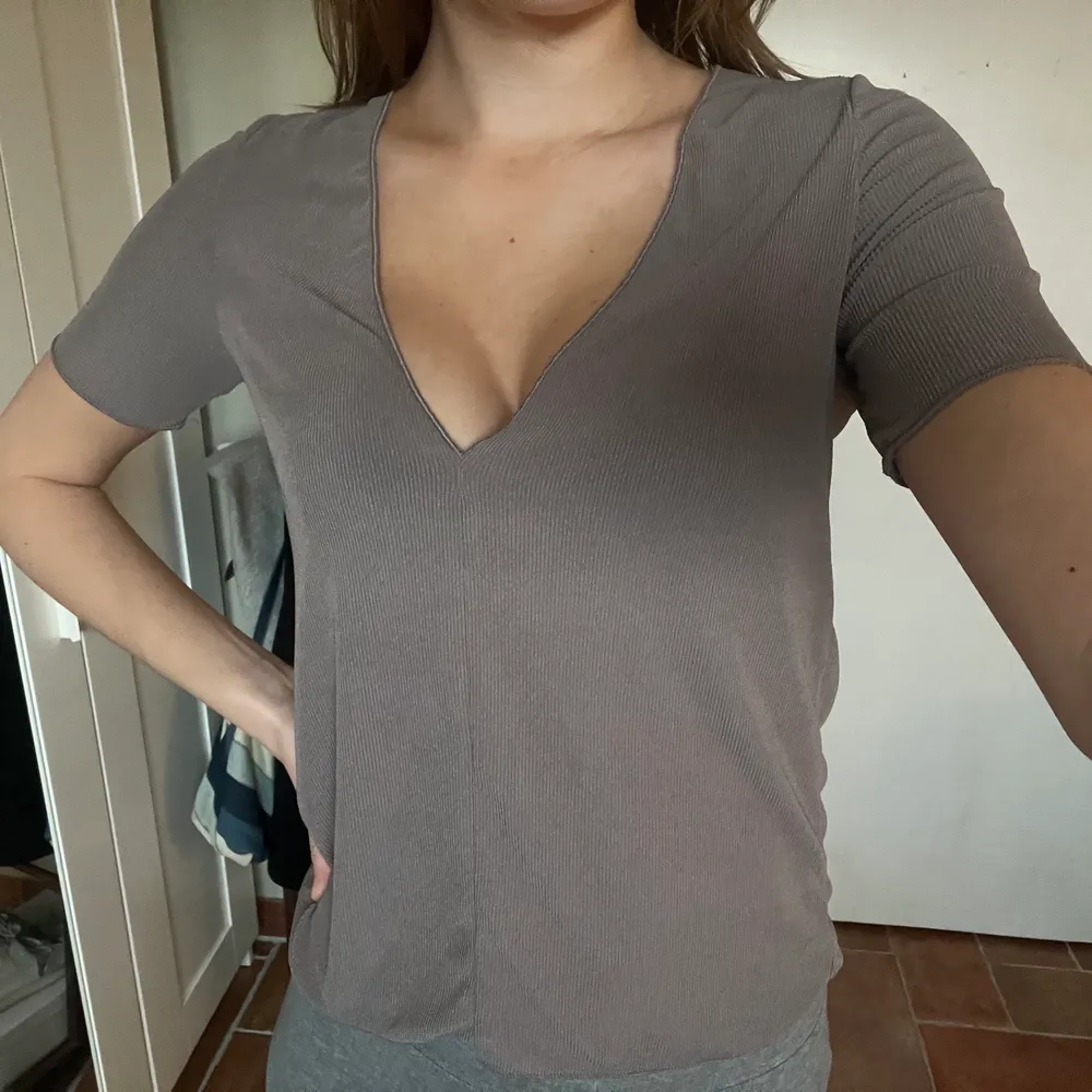 Beige/grå v-urringad t-shirt från ZARA😍 Jättefin vardagströja som är använd fåtal gånger, som ny! Skön och luftig t-shirt till vår/sommar. Köparen står för frakten:). T-paidat.