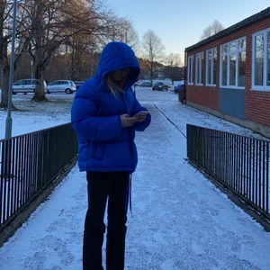 Hm storlek xs - Säljer min blåa jacka från hm, som är slutsålda. Den är i storlek xs, inga skador. Köparen står för frakten. Skriv vid intresse, köp direkt för 450 kr