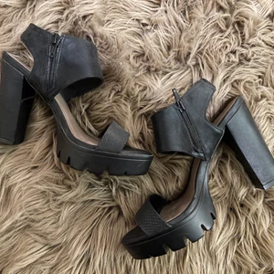 ⚡️Klackskor⚡️ - SKITSNYGGA KLACKSKOR MEN 9 CM CHUNKY KLACK😤😌 Denhär skon är för dig som vill ha klackskor men har svårt att gå i dem!!  Skon har en så tjock klack och JÄTTESKÖN sula😤Den har en resor baktill vilket jag tyckte hjälpte till att minska skavsår osv. Dem va så snygga att jag köpte dem i storlek 36 när ja egentligen har strl 38🙄 Men behövde inse faktum att jag inte kan ha dem längre😭  Dem är använda 2 ggr, och den enda synliga defekten är längst ned vid klacken (se bild 4)❣️ 