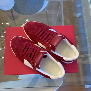 Sneakers Valentino Flycrew - Hej! Säljer mina väldigt snygga Valentino flycrew sneakers ❤️ Dem är tyvärr lite för små för mig, därför är dem endast använda 3 ggr! Alltså nästintill oanvända:) Hör av er om ni vill ha fler bilder eller har frågor! Alla nitar sitter kvar också såklart🥰 Box och extra skosnören medföljer🙌🏼 Skorna är en 36,5 men skulle säga att dem passar en liten 37 också.