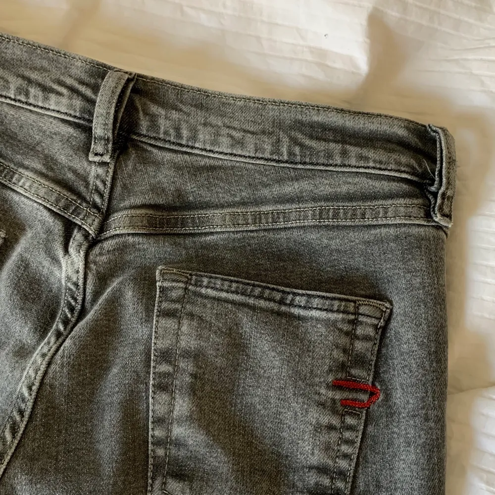 BUDA!!Säljer dessa gråa, skit snygga jeans då jag inte använder dom eftersom jag inte känner mig så bekväm i lågmidjade jeans⚡️Dem är i väldigt bra skick och inga tecken på användning syns! Skickas med postnord spårbart paket!!. Jeans & Byxor.