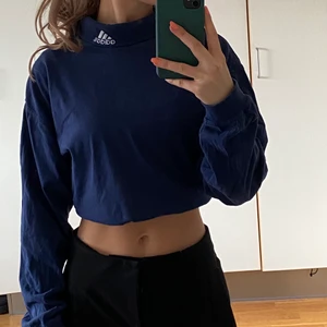 Adidas sweatshirt  - Säljer denna fina sweatshirten fårn adidas, köpt för 399, säljer för 149. Kan skicka men köparen står för frakten. 💙