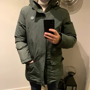 Fred Perry jacka - Parkas från Från Fred Perry. Mörkgrön. Storlek M.