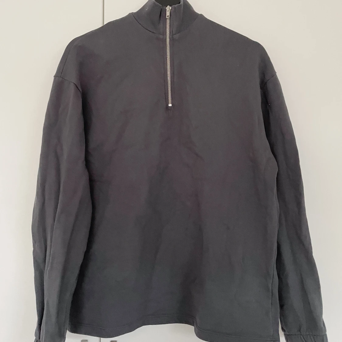 Grå sweatshirt med zip