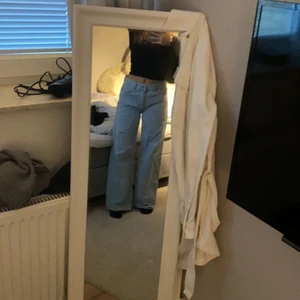 Jeans  - Säljer dessa snygga lågmidjade ljusblåa jeansen ifrån junkyard💗 Wide leg jeans! FRAKTEN INGÅR INTE💗