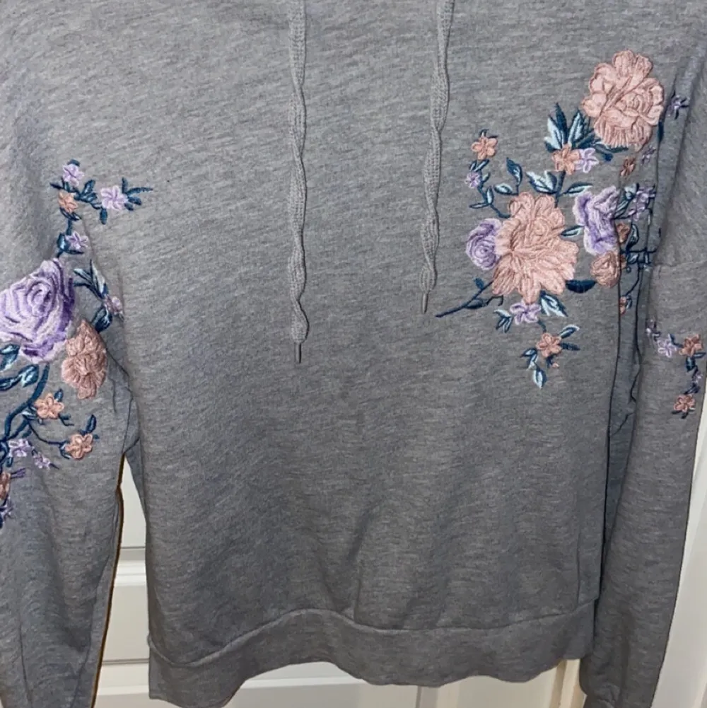 Super snygg hoodie med blommor på i storlek M från hm. Mycket fint skick och super mysig. Säljer då den inte kommer till användning🥰. Tröjor & Koftor.