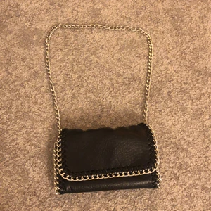 Superfin och trendig väska  - Använd ett fåtal gånger och därav i ett väldigt bra skick. Inte 100 vilket märke då jag fick den i födelsedagspresent men känner att den inte kommer till användning. Nypris runt 600💕