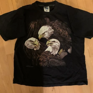 Svart T-shirt med tryck - Ascool t-shirt som är köpt på Beyond Retro för ungefär 2 år sedan. Sitter som en vanlig M i mansstorlek, frakt kostar 60kr