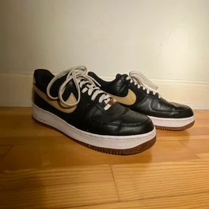 Air force 1 - Säljer mina air force 1 i bra skick förutom att dom har fått creases. Användna men är väl omhändertagna. Box och kvitto finns såklart. Köptna för 1245kr