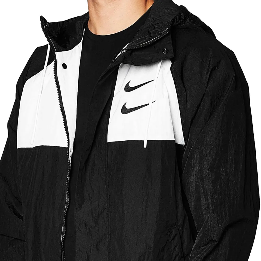 Nike jacka använd kanske 2 gånger, slutsåld överallt köpt för runt 1000kr på junkyard för två år sen ca. Storlek L. Jackor.
