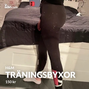 Träningsbyxor - Har slutat gymma så säljer nu dessa stretchiga och sköna träningsbyxor i storlek XS. Väl använda men i bra skick. Priset är inklusive frakt!📦