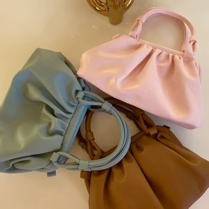 lozaleshop  - Lozaleshop  väskor. Finns i 3 färger. Det tillkommer även ett band du kan justera, så du kan välja själv hur du vill ha den. Du får plats med allt i dom en utekväll. Den finns i 3 färger, rosa, blå & brun. För fler bilder kolla @lozaleshop på Insta🤍