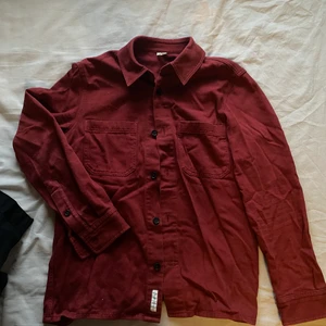 Arket overshirt - Snygg röd overshirt i storlek small (46). Från Atket i grymt skick, 200kr