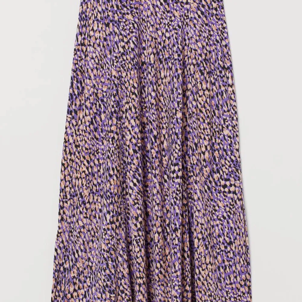 Lavendel-lila kjol från HM studio i 100% viskos, med superfint fall ner till vaderna med två slitsar. Passar S-L. HELT oanvänd, org. pris 399. Slutsåld på hemsidan.. Kjolar.