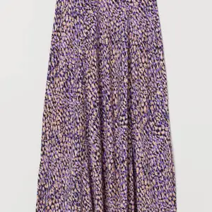 Lavendel-lila kjol från HM studio i 100% viskos, med superfint fall ner till vaderna med två slitsar. Passar S-L. HELT oanvänd, org. pris 399. Slutsåld på hemsidan.