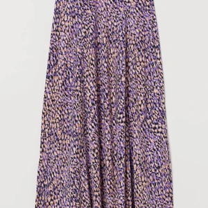 HM studio lila leopard midi kjol - Lavendel-lila kjol från HM studio i 100% viskos, med superfint fall ner till vaderna med två slitsar. Passar S-L. HELT oanvänd, org. pris 399. Slutsåld på hemsidan.