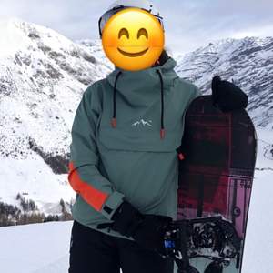 Säljer min DOPE snowboard jacka i storlek S. Använd 1vecka. Super fin och bekväm jacka i ett fint skick. Säljes för 800kr, frakt tillkommer 66kr spårbart 🏂 Har du frågor, skicka ett meddelande då 👍🏼