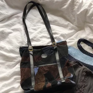 Väska - Säljer denna superfina väskan från second hand! Mycket rymlig så du får plats med en hel del 🌸🌸 För fler bilder är det bara att fråga 