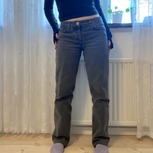 Zara jeans - Säljer de populära lågmidjade jeansen från Zara. De är uppsydda för att passa mig som är 163 😊