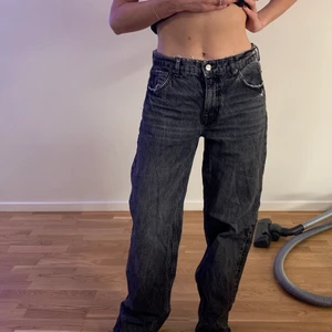 Midrised jeans från zara - Från zara. Mid rised och knappt använda. Jag tycker de är lite långa på mig som är 168 men de går att klippa om man vill ha de kortare. ❤️😍i storlek 38 så de faller snyggt på höften på mig som har S. 