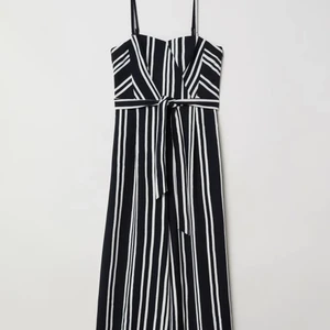 H&M jumpsuit  - Säljer min fina jumpsuit från H&M pga jag inte får någon användning för den 🥲🥲  ÄLSKAR den men aldrig använt och ligger Bara i garderoben.