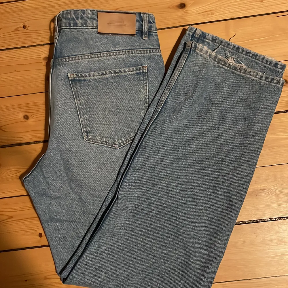 Ljus blåas Just Junikes jeans i strl. 32  endast använda några få gånger, säljes pågrund av att dom inte kommer till användning längre. Nypris 800kr säljes för 650kr+frakt, köparen står för frakten.. Jeans & Byxor.