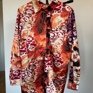 Silkes blus  - Superfin blus i silkes liknande tyg! Köpt secondhand och saknar lappar men i nyskick då jag bara använt den 1-2 gånger. Sitter lite oversized på mig så skulle säga storlek M-L. Frakt tillkommer!