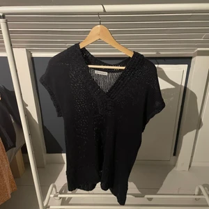 Marinblå väst - Marinblå, stickad väst. Köpt second hand, endast testad, då den inte var min stil. Men skit snygg väst. Har ni några frågor så är det bara att skiva till mig, antingen i kommentarerna eller privat i chatten till mig. (Kan tänka mig gå ner i pris)