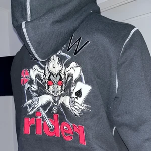 Vintage zip hoodie - Säljer en as fet vintage ziphoodie då ja säljer av lite grejer! Köpte den för 800 så säljer vid bra bud! Buda från 200😍 Passar både tjej och kille, jag är tjej och tycker den sitter skitsnyggt både på mig och min kille som är på bilden! Storlek S men overzise!