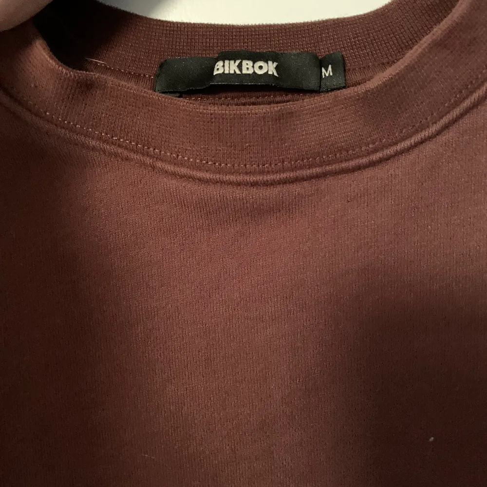 Fin brun tröja i storlek medium från bikbok. Passar även s. Använd ett fåtal gånger, mycket fint skick💕. Tröjor & Koftor.