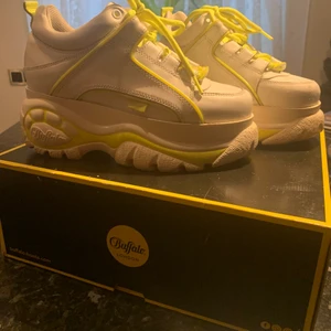 Buffalo skor - Vita Buffalo i fint skick, använda ett gånger. Originalkartong medföljer. Nypris 169,90 EUR