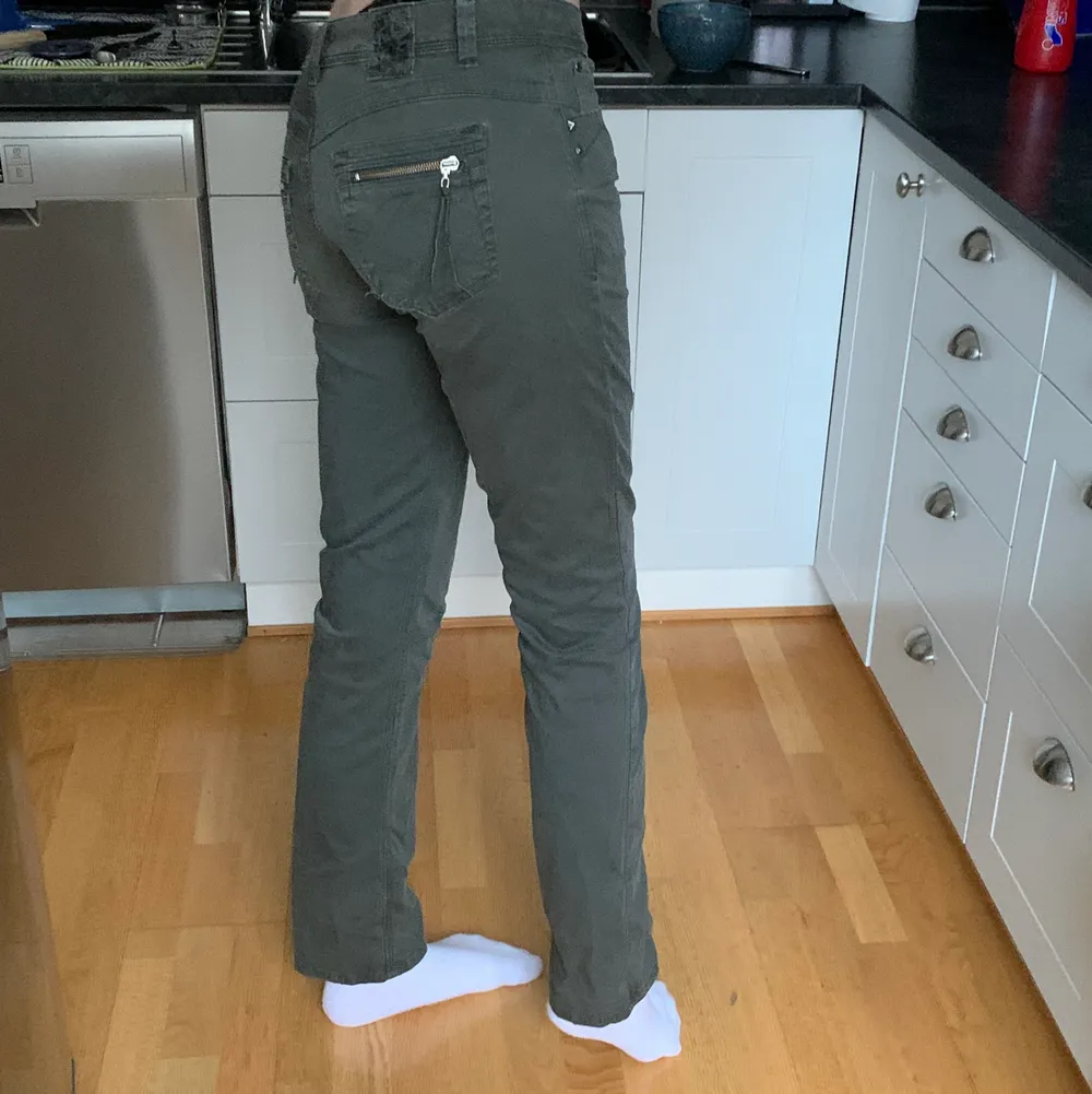 Jättefina byxor med coola fickor, sömmen på ena fickan har gått upp lite men det är inte ett hål i fickan. Jag är 178 cm lång. Jeans & Byxor.