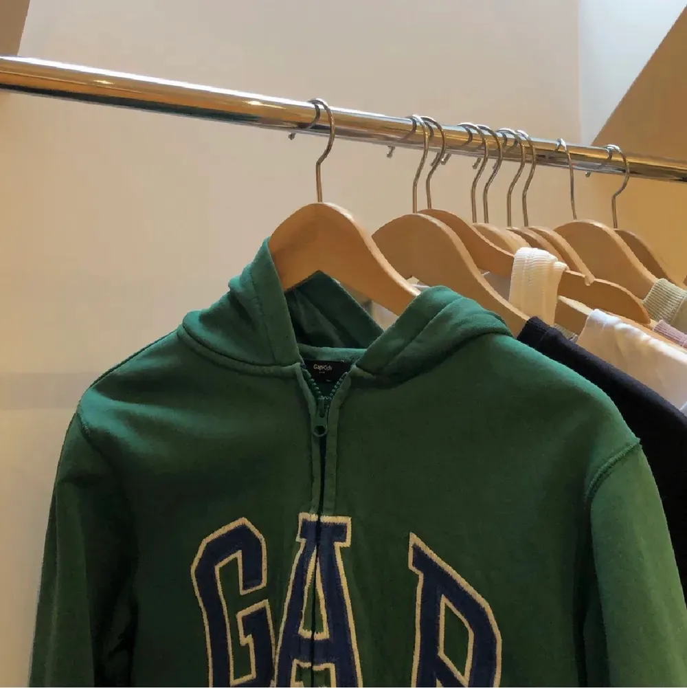 Otroligt snygg grön ’GAP’ hoodie, 135 kr och frakt tillkommer ☺️🙌🏼🙌🏼 storleken är gap kids xxl vilket motsvarar ungefär xs i damkläder . Hoodies.