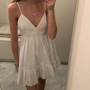 Poplinklänning från zara - Jättefin populär och slutsåld klänning från zara. Helt ny med lappen kvar. Kontakta mig för att köpa för direktpris