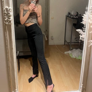 Xs - Kostymbyxor med slits och guldiga detaljer. Lite korta för mig som är ca 172 (vill att dom går över skorna)