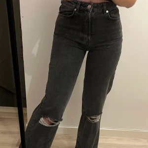 Bikbok jeans  - Nästan helt nya använda 1 gång långa i benen jag är 172cm 