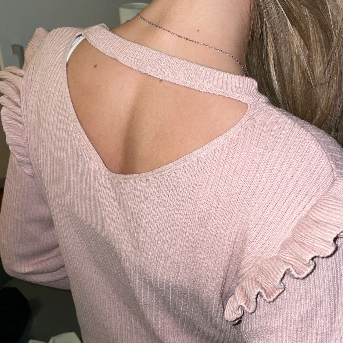 En vit söt fluff tröja med knytdetal.  - 91