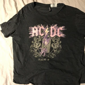 T-shirt ACDC - Storlek Xs men sitter som en S, super fin tröja verkligen men används inte längre. Tyvärr 