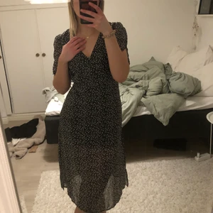 Sommarklänning - Jätte fin klänning ifrån h&m, endast testad. Storlek 34. 150kr + frakt eller om det är många intresserade så blir det bud 💕