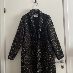 Kappa leopardmönstrad  - Snygg kappa perfekt till början av hösten eller under vår! 