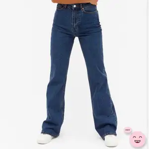 Säljer dessa superfina mörkblå jeans ifrån Monki!❤️Strl 27 vilket motsvarar 36! 170kr+frakt!😊
