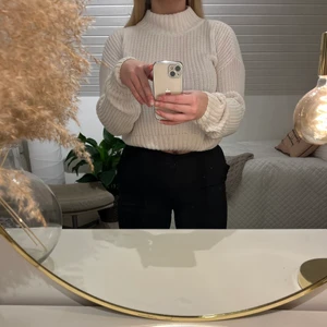 Vit stickad halvpolo  - Säljer en vit stickad tröja, halvpolo, då jag inte använder den. Använd några gånger, köpt på H&M. Den är i bra skick, möjligtvis okej skick. 💕 Köparen står för frakt.