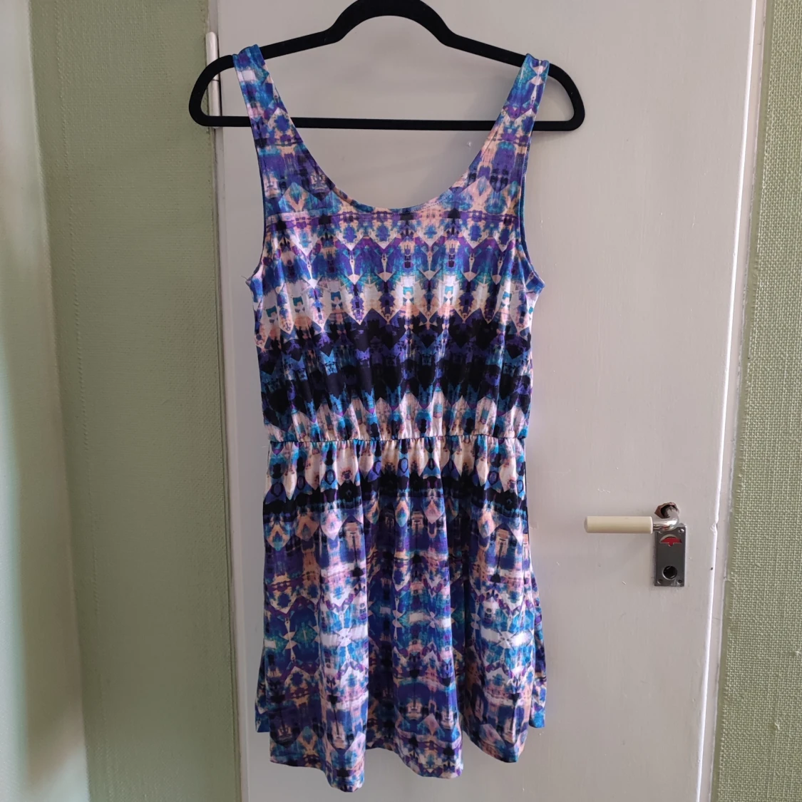 Aztek mönstrad lila klänning från bikbok