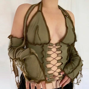 y2k topp fairycore - matchande armvärmare ingår med toppen! 💋💋💋 storlek M-L. första bilden är lånad (det är samma som jag har). andra bilden är min egna bild. möts upp i stockholm eller fraktar! toppen är använd en gång och går att stänga hela vägen ner med snöre precis som på första bilden. 🥰 (har bara inte knytit toppen hela vägen ner på andra bilden)