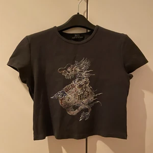 Tröja - Ball crop top från Bershka❤️‍🔥❤️‍🔥 Säljer pga att den inte riktigt passar längre! Köparen står för frakten!