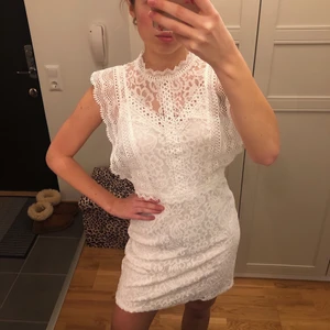 Studentklänning - Sååå fin spetsklänning! Hade den på min student så endast använd en gång. Storlek 36 & jag är ca 169 cm lång.💗❤️💞