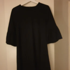 Lång svart tunika - Ny och oanvänd tunika i strl L. Kan även användas som klänning.