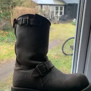 Ett par bruna stövlar från primeboots. Ganska använda men ändå fint skick! INTRESSEKOLL! Lägg ett bud! 