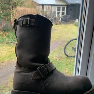 Stövlar  - Ett par bruna stövlar från primeboots. Ganska använda men ändå fint skick! INTRESSEKOLL! Lägg ett bud! 